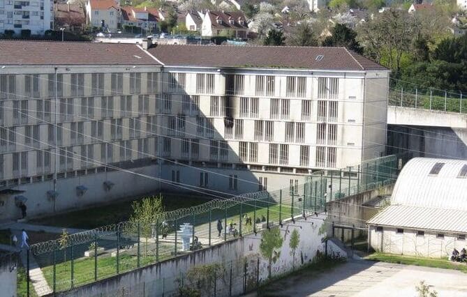 (78) Un agent pénitentiaire se suicide à la prison de Poissy